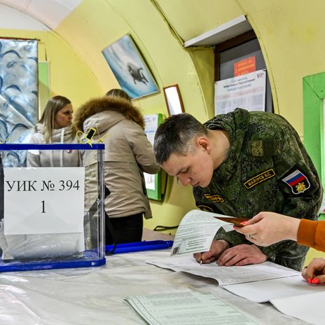 Soldaten geben ihre Stimmen ab, während auf einem der abgelegenen Stützpunkte der Nordflotte auf der Kola-Halbinsel vor den für den 15. bis 17. März angesetzten Präsidentschaftswahlen 2024 die vorzeitige Stimmabgabe stattfindet
