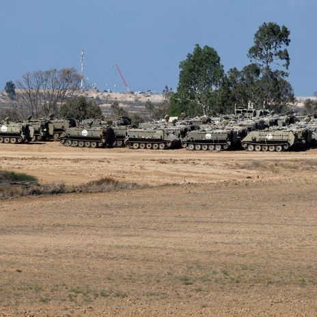 Gepanzerte Mannschaftstransportwagenstehen auf der israelischen Seite der Grenze zum Gazastreifen, 19. Oktober 2025.