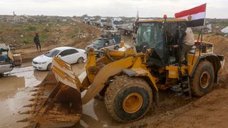 Ein von Katar und Ägypten unterstützter Konvoi mit Hilfsgütern und Baumaterial für den Gazastreifen am Grenzübergang Karam Abu Salem
