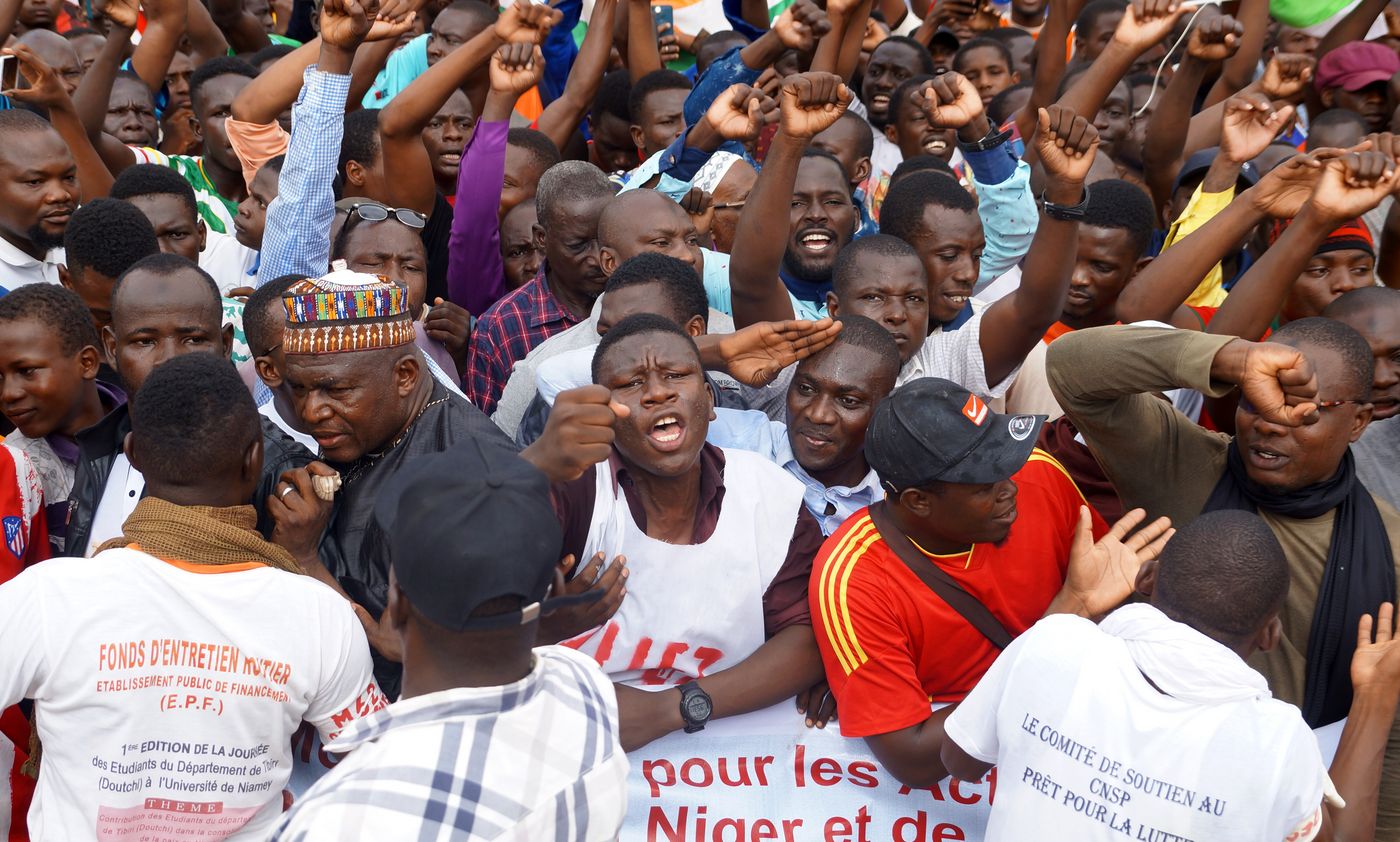 Niamey, Niger: Im August versammeln sich Demonstrant*innen, um gegen die Entscheidung der ECOWAS, Sanktionen gegen Niger zu verhängen, zu protestieren und die nigrische Armee zu unterstützen.