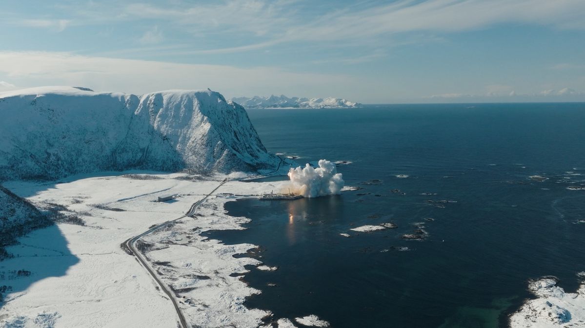 Eine Rauchwolke steigt über dem Eismeer auf.