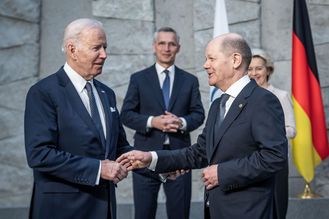 Bundeskanzler Olaf Scholz begrüßt US-Präsident Joe Biden vor Beginn des G7-Gipfels 