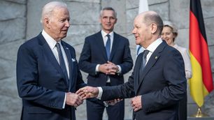 Olaf Scholz (r, SPD), begrüßt Joe Biden (l), Präsident der USA, vor Beginn des Treffens der G7-Staaten im Nato-Hauptquartier.