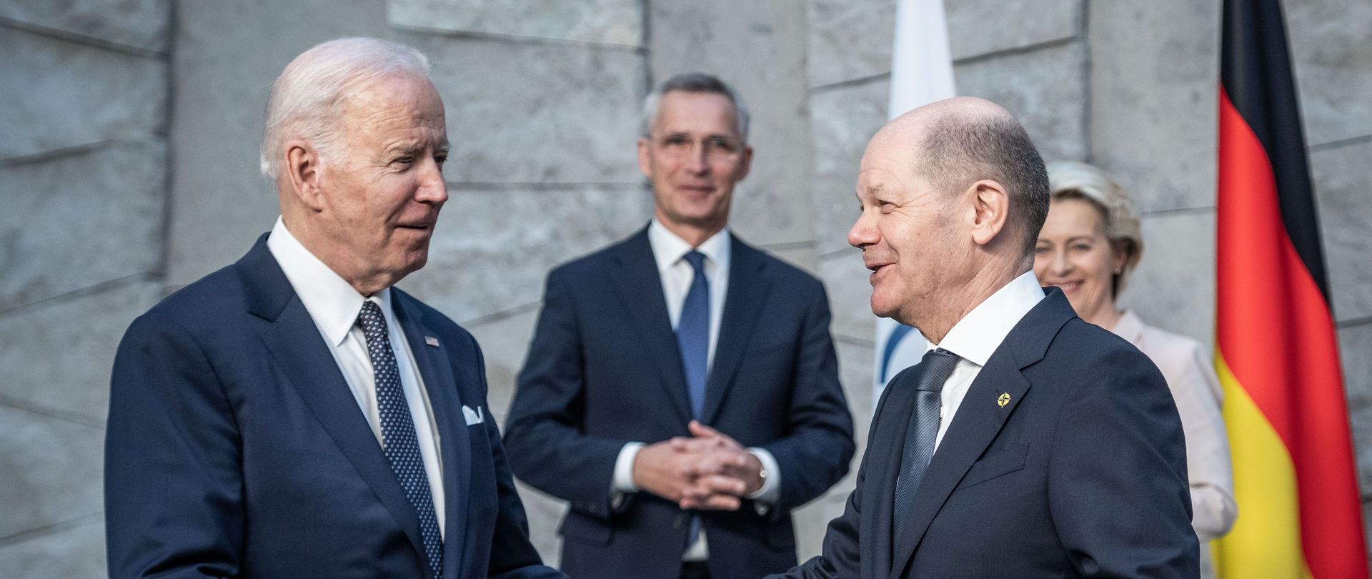 Bundeskanzler Olaf Scholz begrüßt US-Präsident Joe Biden vor Beginn des G7-Gipfels 