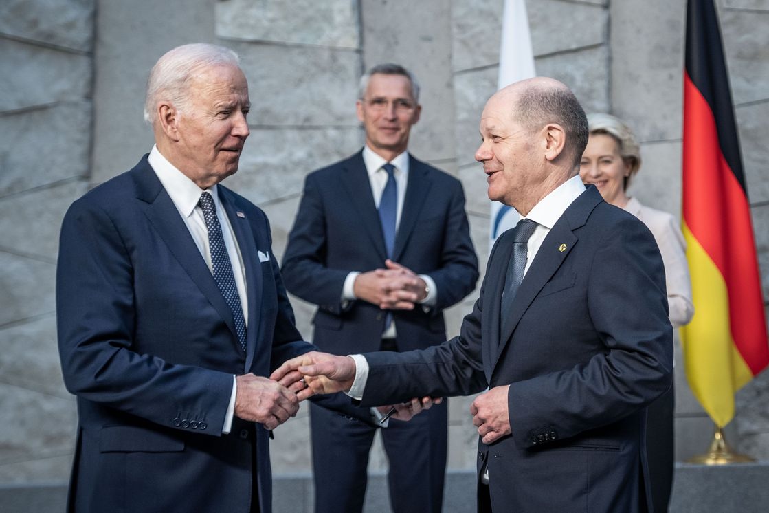 Olaf Scholz (r, SPD), begrüßt Joe Biden (l), Präsident der USA, vor Beginn des Treffens der G7-Staaten im Nato-Hauptquartier.