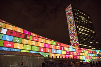 Projektion der 17 Ziele für nachhaltige Entwicklung auf das UN-Hauptquartier 
