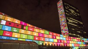 Projektion der 17 Ziele für nachhaltige Entwicklung auf das UN-Hauptquartier 