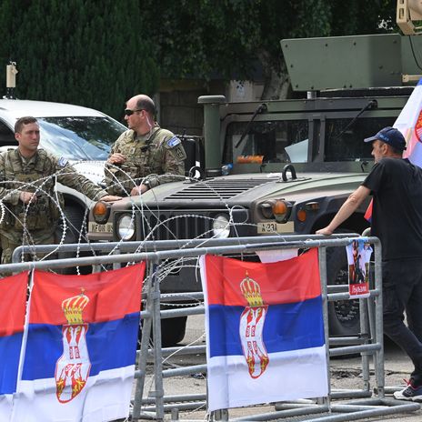 KFOR-Truppen bewachen Gebäude in Leposavic, Kosovo