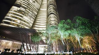 Ein hohes Gebäude mit erleuchteten Fenstern