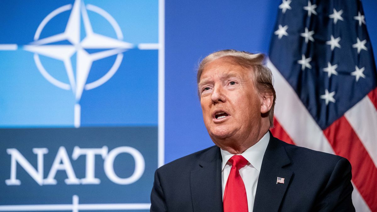 US Präsident Donald Trump, spricht 2019 bei einem bilateralen Gespräch mit Kanzlerin Merkel nach der Arbeitssitzung des Nato-Gipfels.