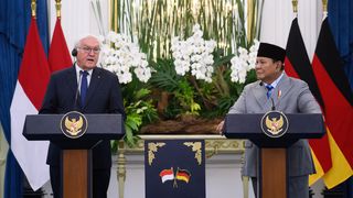 Bundespräsident und Präsident von Indonesien an Rednerpult vor Flaggen