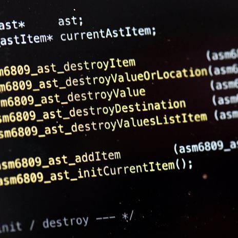 Codezeile eines Hackers mit dem Wort "destroy" (Symbolbild)