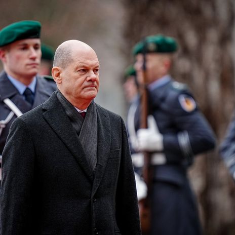 Bundeskanzler Olaf Scholz, Ehrenformation des Wachbataillons der Bundeswehr vor dem Kanzleramt in Berlin