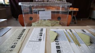 Eine Wahlurne, Stimmzettel und leere Umschläge in einem Wahllokal in Ankara (Symbolbild)