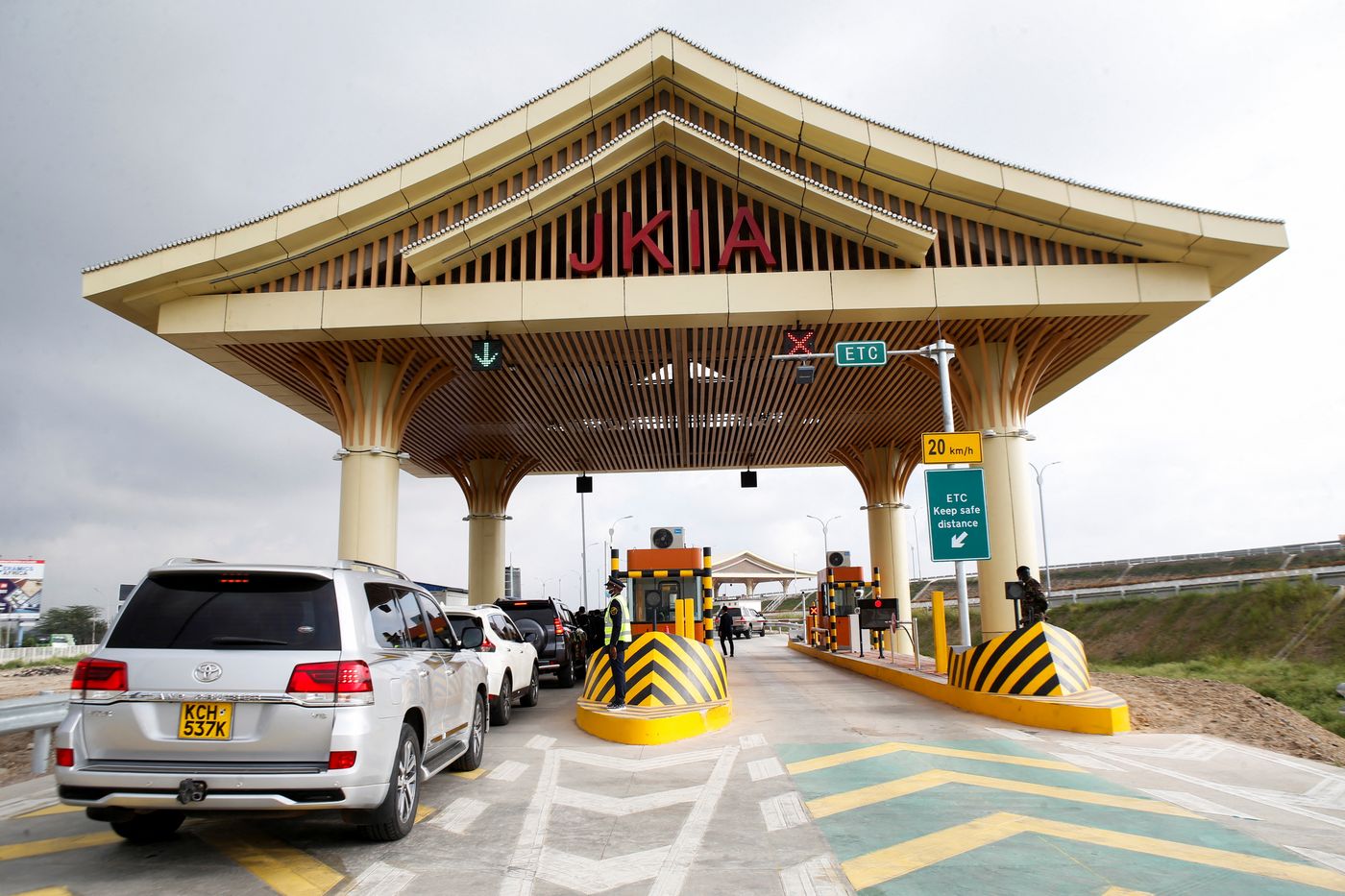 Verkehrsteilnehmende warten an Maut-Station des neueröffneten Nairobi Expressways im Mai 2022.