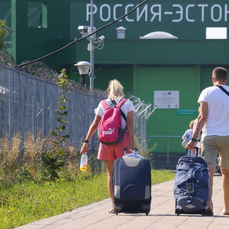 Man sieht Menschen in einer Zollkontrollzone an einem Grenzübergang zu Estland. Seit dem 18. August hat Estland die Einreise für russische Staatsbürger mit einem von Estland ausgestellten Schengen-Visum beschränkt.
