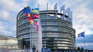 EU-Parlament mit wehenden Flaggen der Mitgliedstaaten der EU in Strassburg, Frankreich
