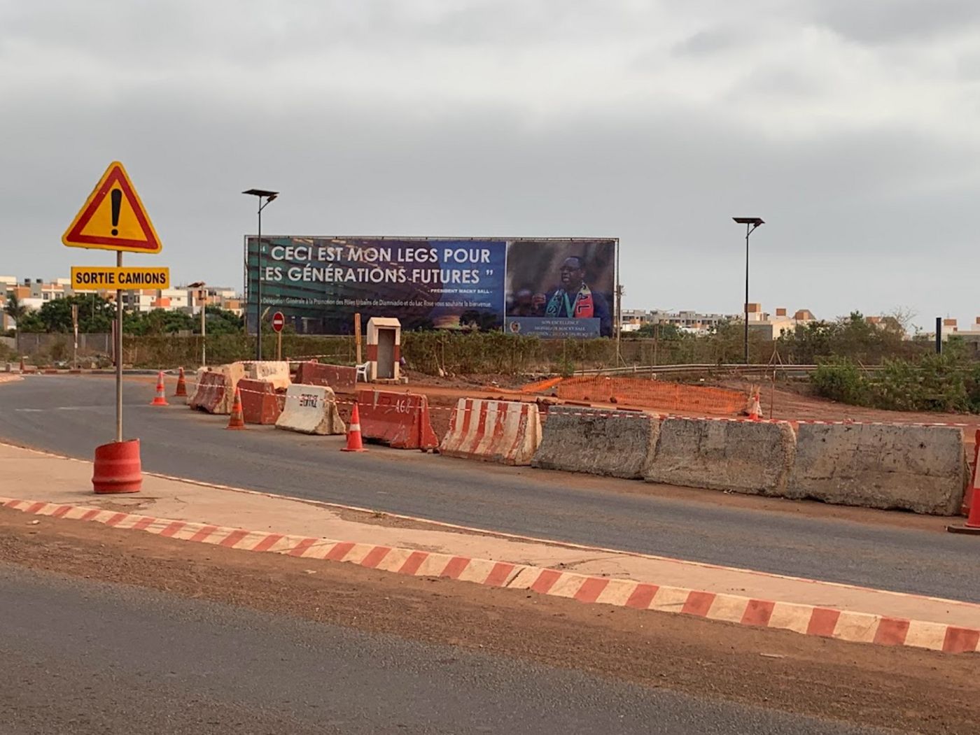 Banner in der UHD, das den Präsidenten Macky Sall und seinen Slogan "Dies ist mein Vermächtnis für die zukünftigen Generationen" zeigt 