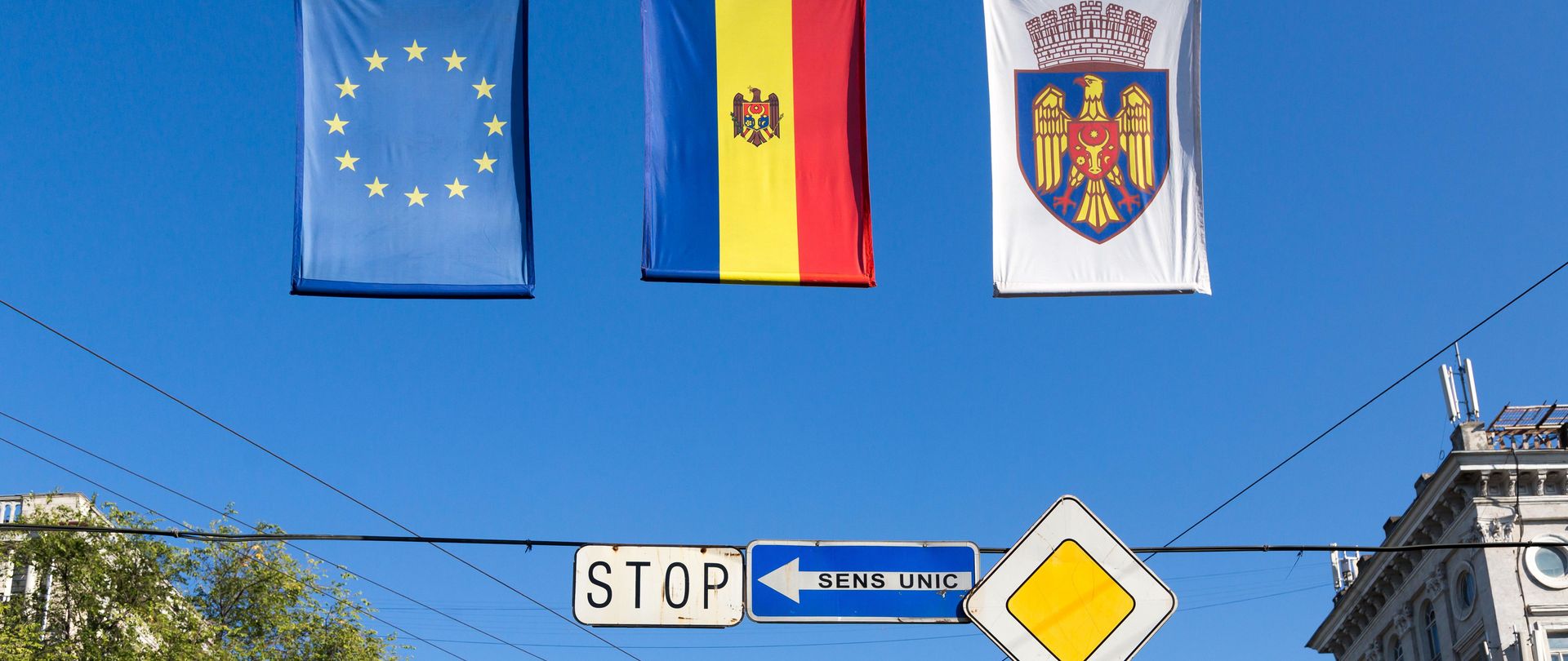 Fahne der Republik Moldau, die EU-Flagge sowie eine Fahne mit dem Stadtwappen von Chisinau nebeneinander am Unabhängigkeitstag der Republik Moldau. 