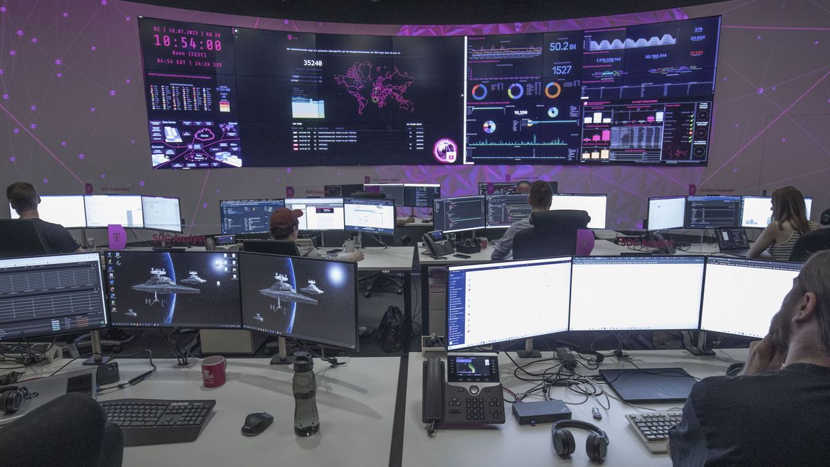 Zwei große und viele kleine Bildschirme im Cyber-Abwehrzentrum in Bonn