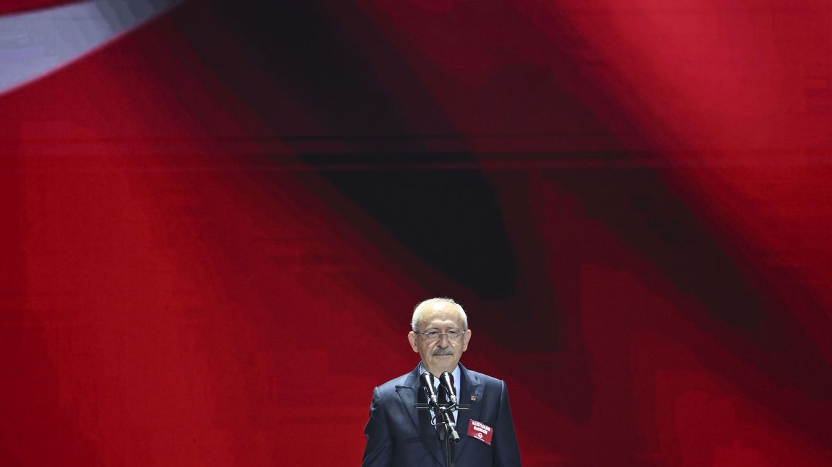 Der CHP-Vorsitzende vor einem roten Hintergrund