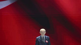 Der CHP-Vorsitzende vor einem roten Hintergrund