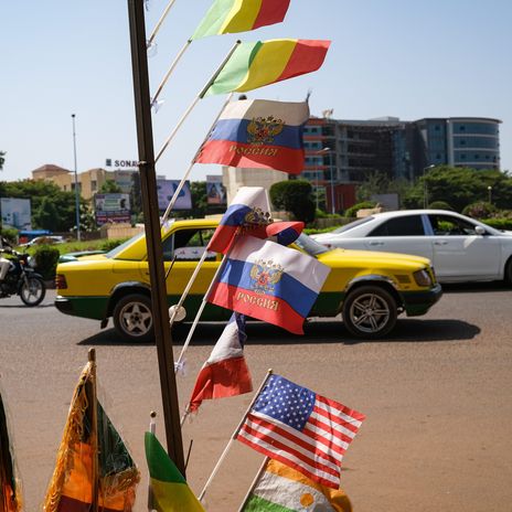 malische und russische Flaggen in Bamako, Mali