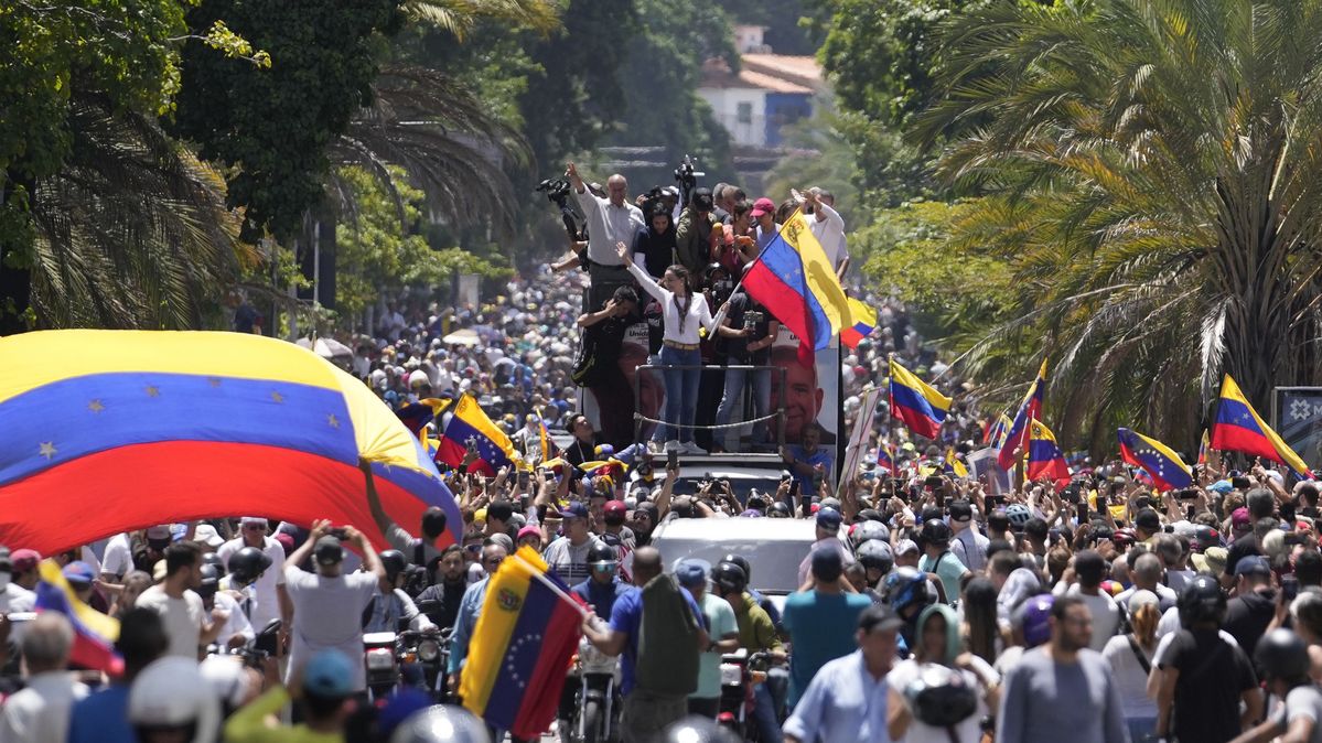 Oppositionsführerin Marina Corina Machado und Unterstützer:innen bei einer Kundgebung in Caracas am 03. August 2024