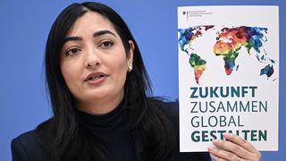 Die deutsche Entwicklungsministerin Reem Alabali Radovanbei hält den Reformplan »Zukunft zusammen global gestalten« hoch.
