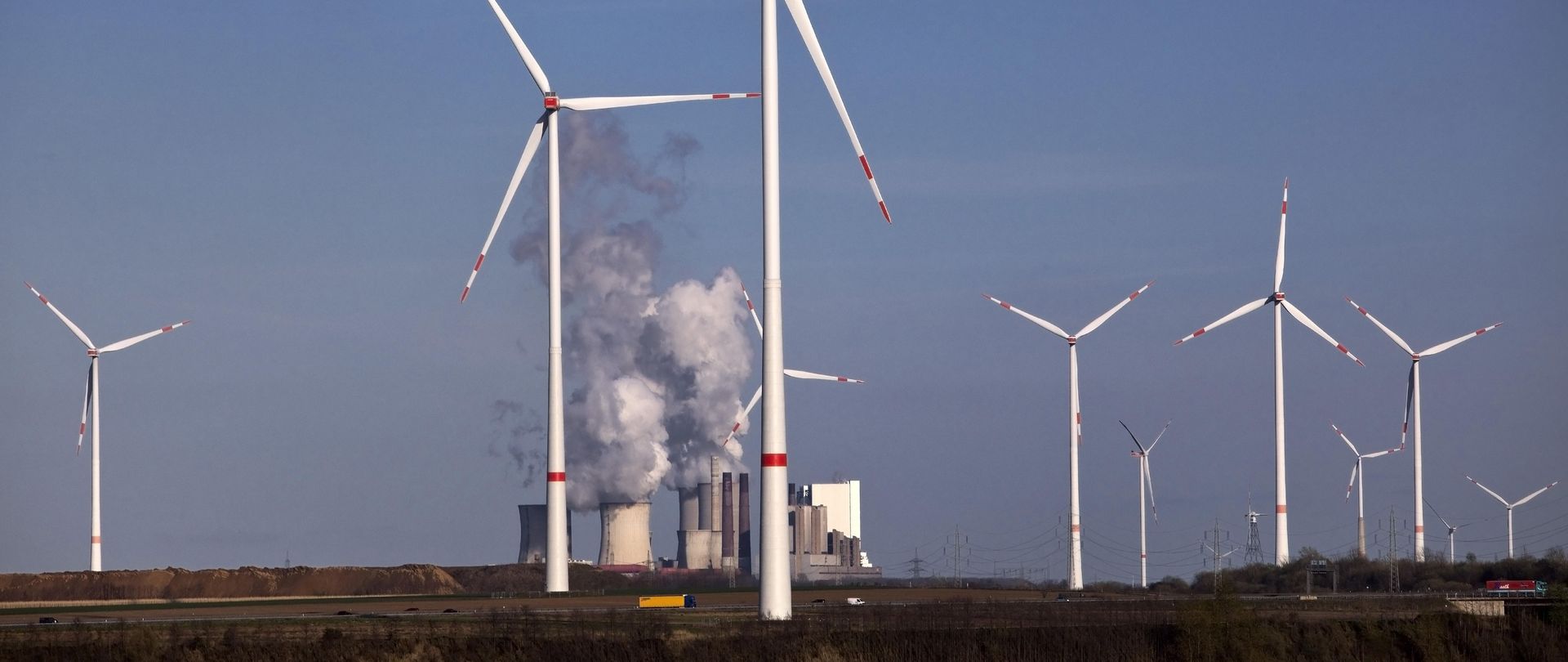 Windkraftanlagen am Braunkohletagebau Garzweiler. Im Hintergrund: das Kraftwerk Neurath, Nordrhein-Westfalen. Windkraftanlagen am Braunkohletagebau Garzweiler. Im Hintergrund: das Kraftwerk Neurath, Nordrhein-Westfalen.