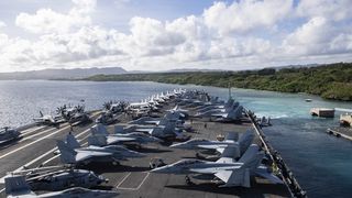 Einsatz im Indopazifik: Der Flugzeugträger USS Theodore Roosevelt verlässt den Militärstützpunkt Guam 