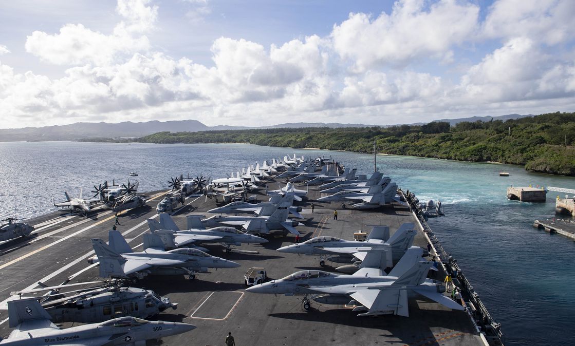 Einsatz im Indopazifik: Der Flugzeugträger USS Theodore Roosevelt verlässt den Militärstützpunkt Guam 