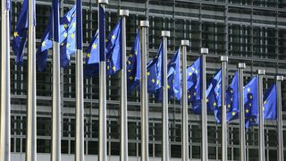 Flaggen vor Gebäude der Europäischen Kommission, Brüssel, Belgien