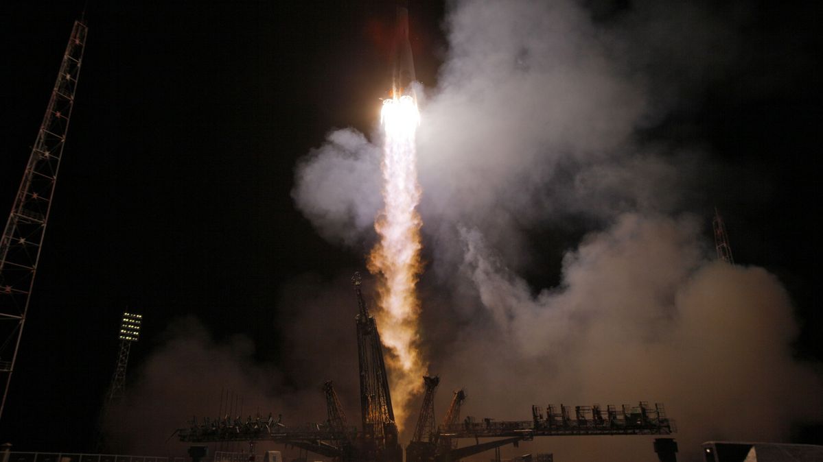 Die Sojus-FG-Trägerrakete mit dem Raumschiff Sojus TMA-10M, das eine neue Besatzung zur Internationalen Raumstation ISS bringt, hebt auf dem von Russland gepachteten Kosmodrom Baikonur in Kasachstan ab.