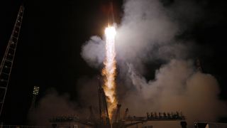 Die Sojus-FG-Trägerrakete mit dem Raumschiff Sojus TMA-10M, das eine neue Besatzung zur Internationalen Raumstation ISS bringt, hebt auf dem von Russland gepachteten Kosmodrom Baikonur in Kasachstan ab.