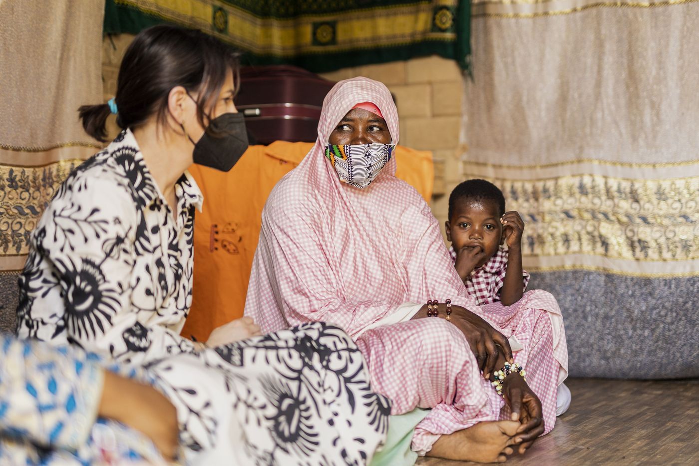 Außenministerin Annalena Baerbock im Gespräch mit Binnenvertriebenen in Niger.
