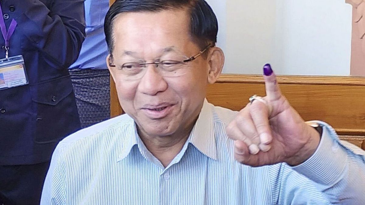Vor einer Wahlkabine zeigt General Hlaing seinen mit blauer Tinte eingefärbten kleinen Finger 