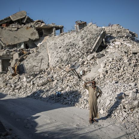 Der Lebensmittelverkäufer Khaled Amash steht inmitten der Trümmer seines durch einen Bombenangriff durch regimetreue Kräfte zerstörten Hauses.