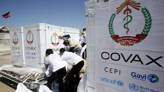 Lieferung des COVID-19-Impfstoffs auf dem internationalen Flughafen von Phnom Penh in Kambodscha im Dezember 2021