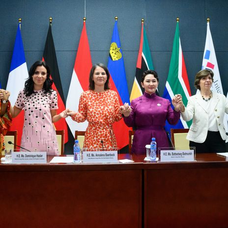 Außenministerin Baerbock bei einem Außenministerinnen-Treffen, das sich mit den Themen feministischer Außenpolitik beschäftigt, in der Mongolei. 