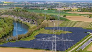 Eine Photovoltaik-Freiflächenanlage im Solarpark in Talheim am Neckar, Baden-Württemberg (Symbolbild)