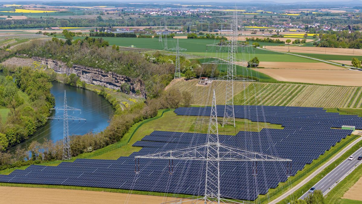 Eine Photovoltaik-Freiflächenanlage im Solarpark in Talheim am Neckar, Baden-Württemberg (Symbolbild)