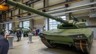 Ein Panzer vom Typ Leopard 2 A-RC 3.0 in den Fertigungshallen des Herstellers KNDS Deutschland