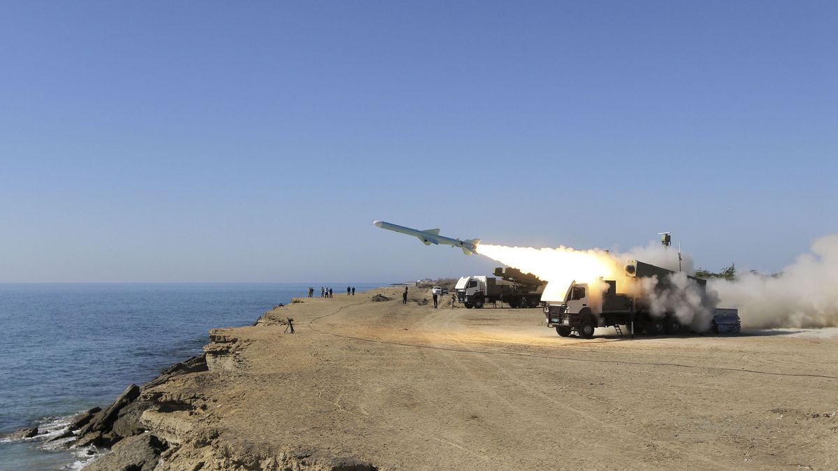 Die iranische Marine feuert bei einer Übung am 1. Januar 2013 nahe dem Hafen von Jask am Golf von Oman eine Ghader-Antischiffsrakete ab. Eine Rakete wird auf einer Anhöhe über dem Meer gezündet.