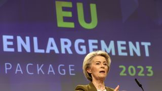 Die Präsidentin der Europäischen Kommission, Ursula von der Leyen, spricht während einer Pressekonferenz über das EU-Erweiterungspaket und den neuen Wachstumsplan für die westlichen Balkanstaaten.