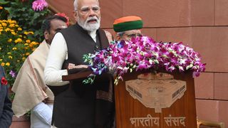 Narendra Modi an einem Rednerpult