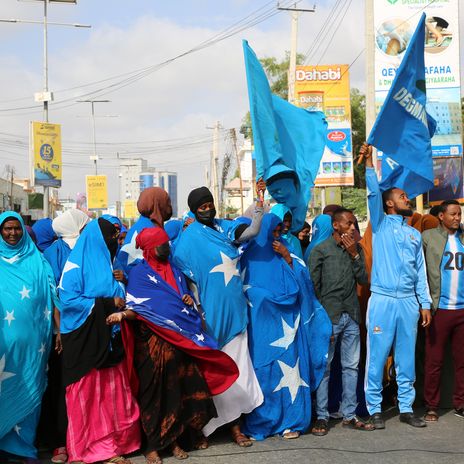 Hunderte protestieren in Mogadischu, Somalia, gegen die Unterzeichnung einer Vereinbarung zwischen Äthiopien und Somaliland, das seine einseitige Unabhängigkeit vom Land erklärt hat, über den Zugang zum Meer