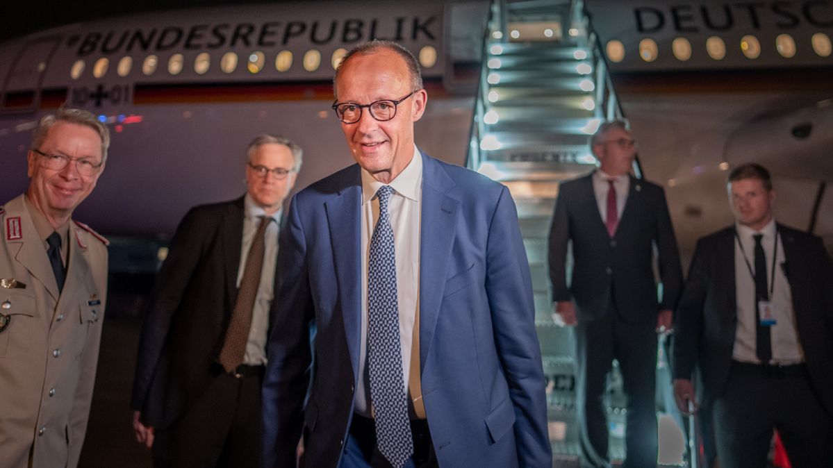 Bundeskanzler Friedrich Merz steigt am Flughafen in Washington aus dem Flugzeug.