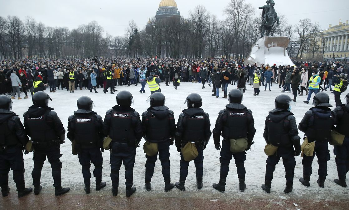 Polizisten stehen in Sankt Petersburg während einer Demonstration gegen die Inhaftierung Alexej Nawalnys Wache