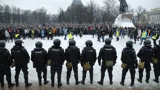 Polizisten stehen in Sankt Petersburg während einer Demonstration gegen die Inhaftierung Alexej Nawalnys Wache